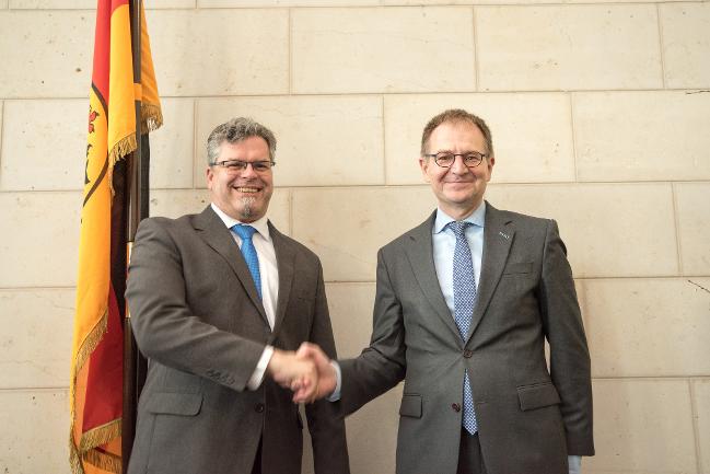 Der neue Generalbundesanwalt Jens Rommel mit dem ehemaligen Generalbundesanwalt Dr. Peter Frank